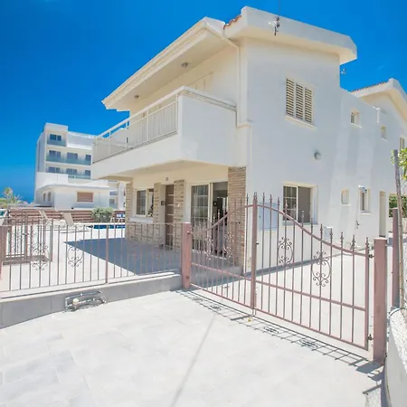 Wunderschoene Mit Privatem Pool Und Grossem Garten Protaras