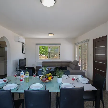 Wunderschoene Mit Privatem Pool Und Grossem Garten بيت للعطل
