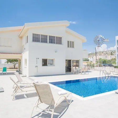 Wunderschoene Mit Privatem Pool Und Grossem Garten Semesterbostad